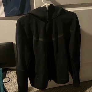 Black Nike fleece tech